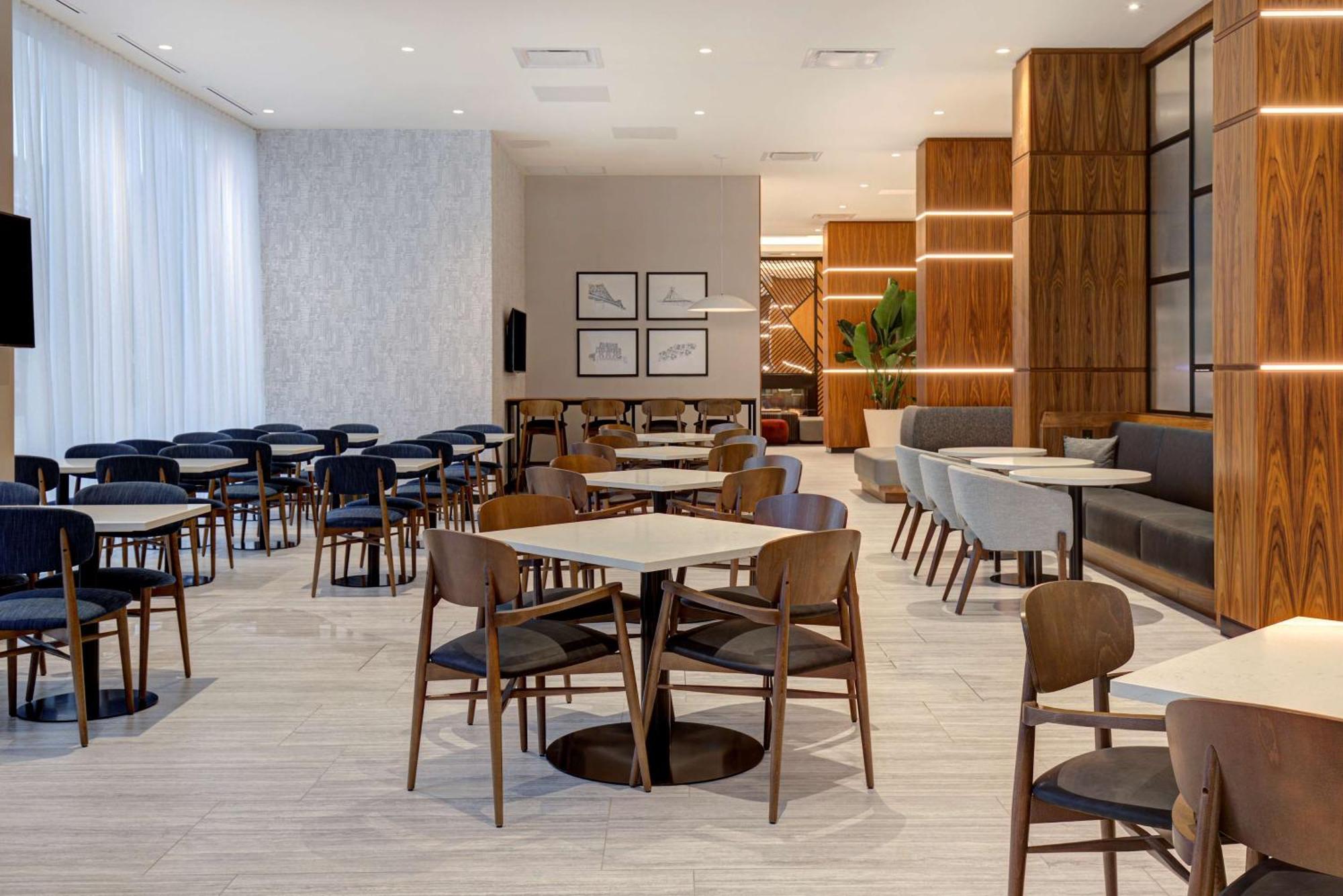 Hampton Inn Montreal Downtown, Qc — Photos 1